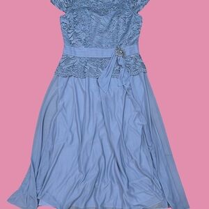 Elegant Green Lace Dress with hip broach